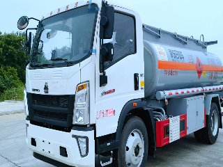 重汽豪沃8吨油罐车