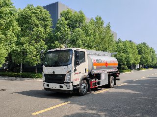 重汽豪沃7.6方加油车